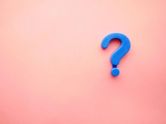 sinal de interrogação azul em um fundo rosa para ilustrar o artigo sobre perguntas sobre crm