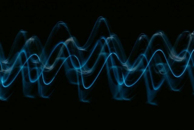 Para ilustrar o artigo sobre comunicação em vendas, foi usada uma imagem que traz "ondas sonoras" representando como as pessoas se comunicam entre si.
