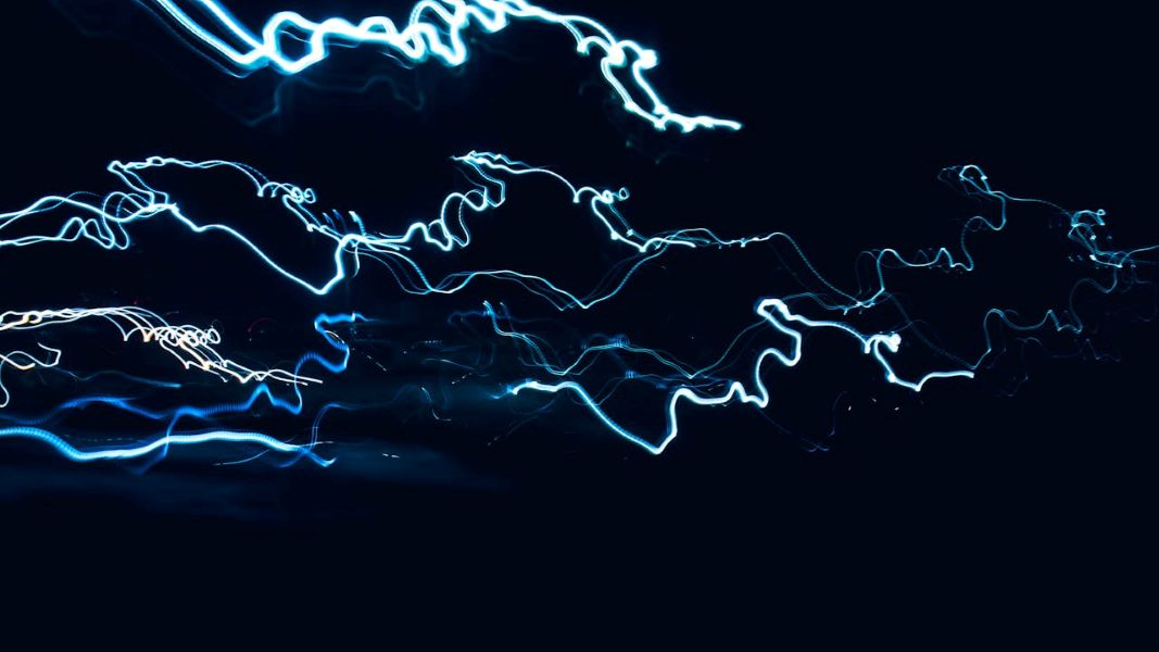 Representação abstrata da migração de dados de CRM, com linhas de luz azul em movimento simbolizando o fluxo e a transferência de informações entre plataformas.