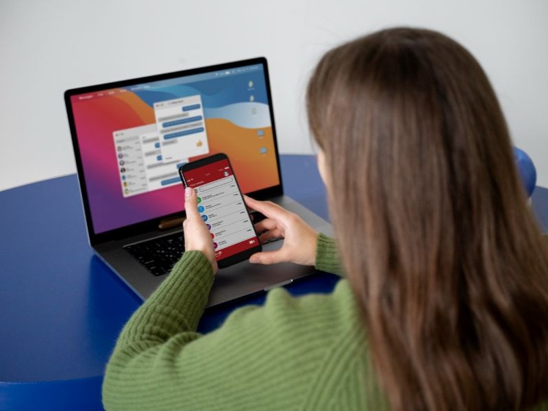 Mulher utilizando um gerenciador de Whatsapp em um computador