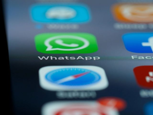 logo do whatsapp em uma tela de celular