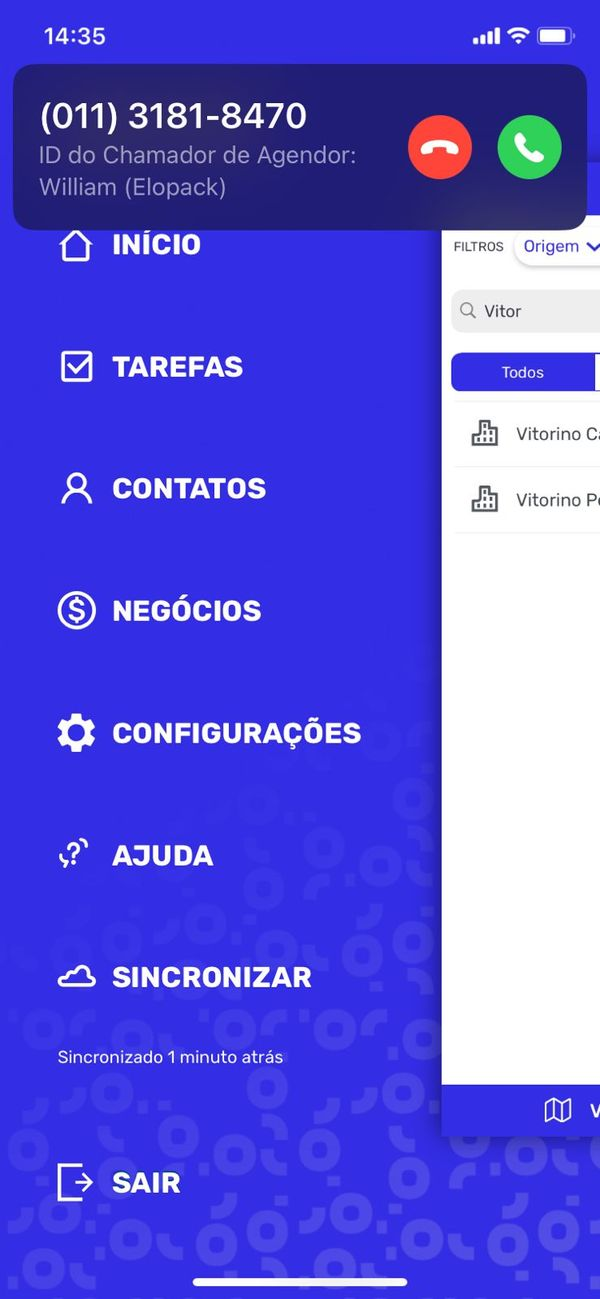 Tela do aplicativo Agendor exibindo menu lateral com opções de início, tarefas, contatos, negócios e configurações, além de notificação de chamada identificando o contato William da empresa Elopack.