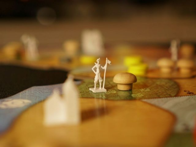 Tabuleiro de jogo com peças e figuras de soldados, simbolizando estratégia, planejamento e tomada de decisão no diagnóstico comercial.