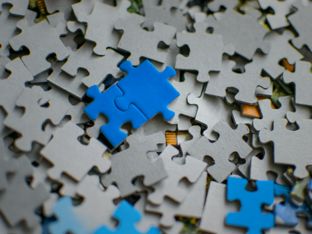 Imagem de quebra cabeça que remete à segmentação feita na área de vendas com IA