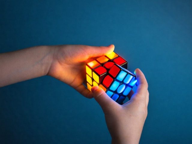Cubo mágico com luzes piscantes representando a gestão de tarefas com IA