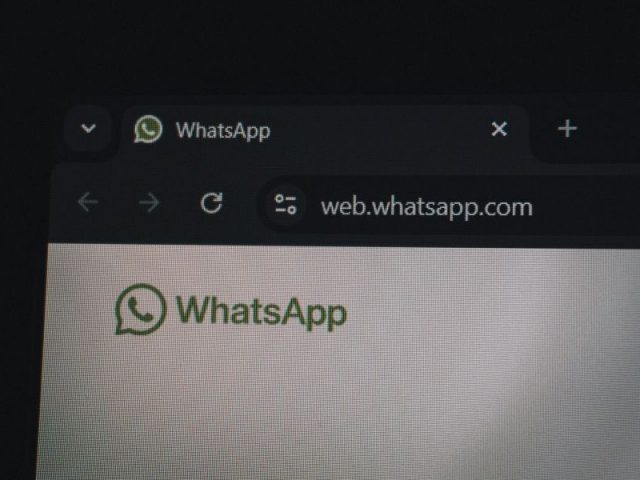 Tela do desktop do WhatsApp remetendo a ideia de conta comercial oficial dentro do aplicativo.