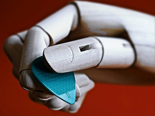 mão metálica simulando robô para fazer alusão a automação com IA