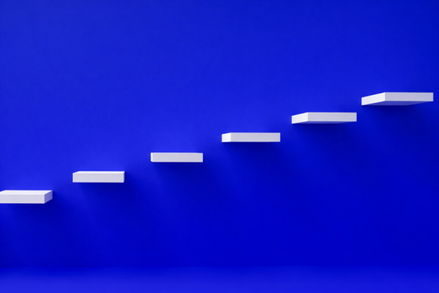 escadas brancas num fundo azul remetendo a ideia de que fazer gestão de CRM é como se fosse um processo em etapas.