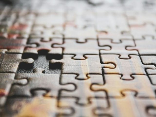 quebra-cabeça faltando uma peça. Esta imagem faz referência à ferramenta de CRM, pois muitas vezes ela é a peça que falta no seu processo comercial.