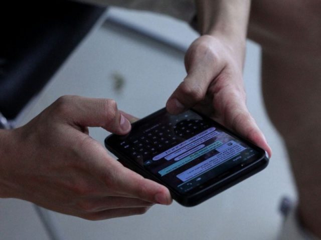 imagem de celular aberto no WhatsApp mostrando parte da mensagem.