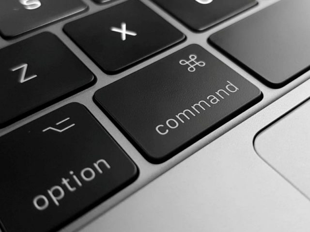 tecla de um notebook evidenciando o "comand". Isso é uma alusão a como conseguimos automatizar tarefas com IA.