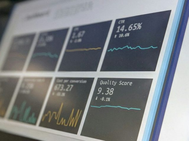 Na imagemm, dashboard na tela de um computador