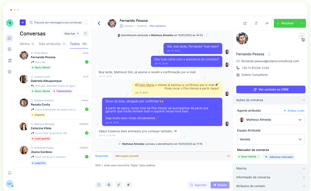 Interface do Agendor Chat com lista de conversas à esquerda, conversa aberta ao centro e painel de informações do contato à direita. Múltiplos atendimentos organizados com marcadores, agente atribuído e equipe de vendas visíveis em tempo real.