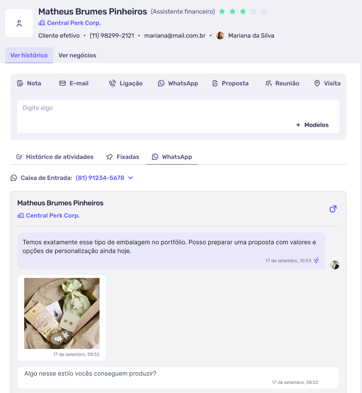 Ficha do cliente Matheus Brumes Pinheiros no Agendor CRM exibindo o histórico de conversa do WhatsApp integrado, com mensagens trocadas sobre proposta de embalagens e imagem de produto enviada pelo cliente. A aba "WhatsApp" permite consultar toda a conversa diretamente no cadastro, sem precisar abrir o Agendor Chat.